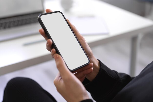 mujer-sosteniendo-moderna-maqueta-pantalla-blanca-telefono-inteligente-montaje-visualizacion-grafica-cerca_67155-18431